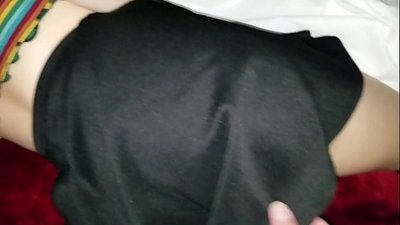Motra e shkollës e virgjër e fjetur e shtrëngon bythën me gishta