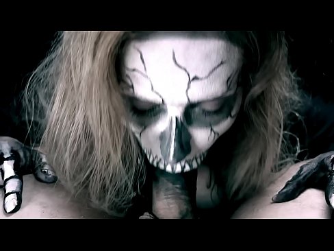 ❤️ Vajzë demonike që thith karin me gojën e saj të zezë dhe gëlltit sperma. ️ Porno ruse tek ne ❌